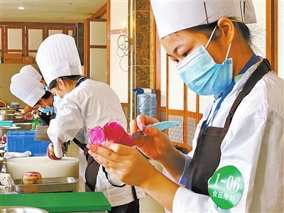 珠海市各大職業(yè)院校、技工院校積極貫徹&ldquo;產業(yè)第一&rdquo;決策部署 職業(yè)教育與產業(yè)需求實現(xiàn)&ldquo;同頻共振&rdquo;